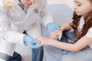 רופא עור לעומת רופא עור ילדים: מתי חשוב לפנות לרופא שמטפל בילדים?